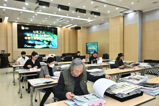 多角度践行可持续时尚第十三届雷火电竞平台“大浪杯”中国女装设计大赛入围选手“绿翼”飞翔(图5)