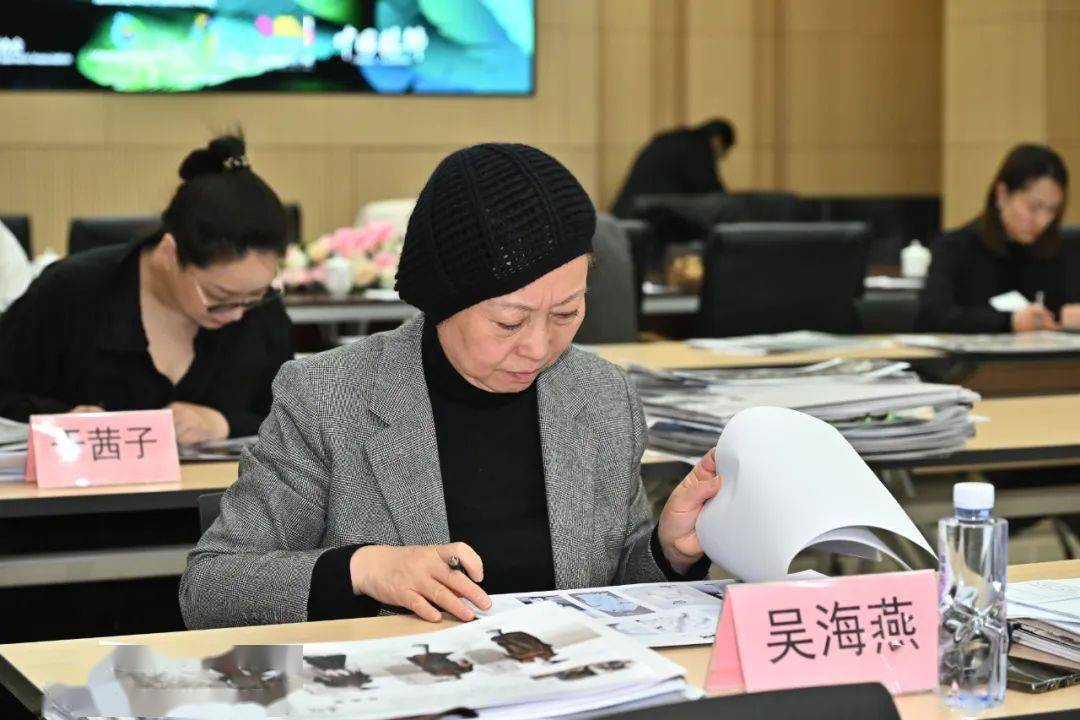 夜以继日只为一朝登榜恭喜你入围第十雷火电竞平台三届“大浪杯”中国女装设计大赛！(图3)