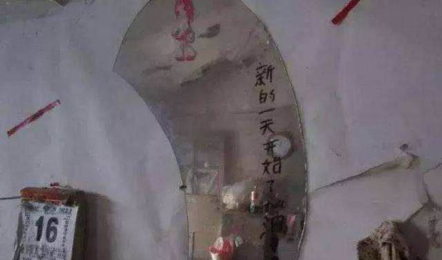 靠拾荒还清雷火电竞平台18万巨债曾因“穿女装”一夜爆红他都经历过什么？(图11)