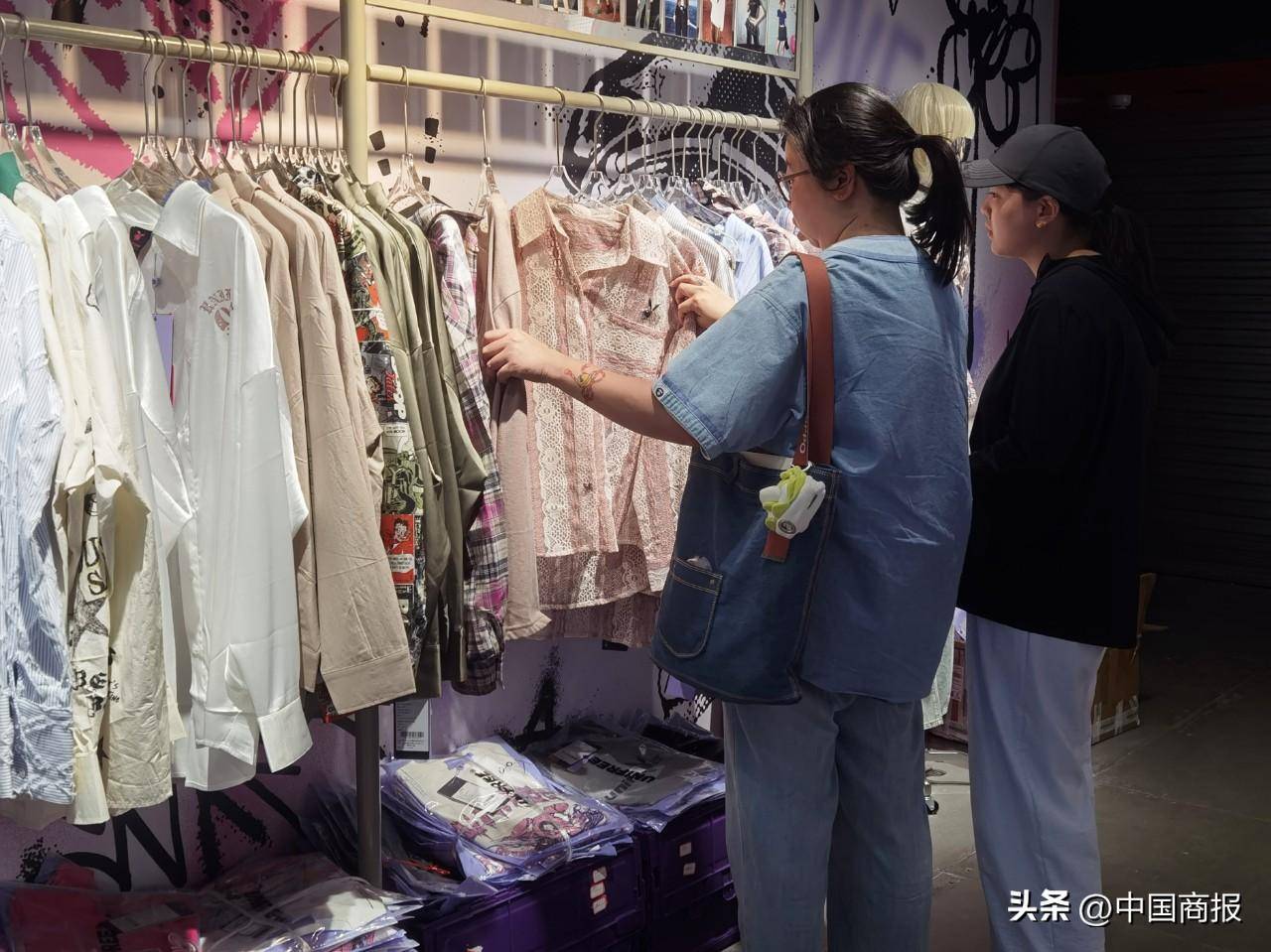 “买了两大袋衣服才花了1000元出头”！这批新生代女装店根本“逛不过来”(图3)